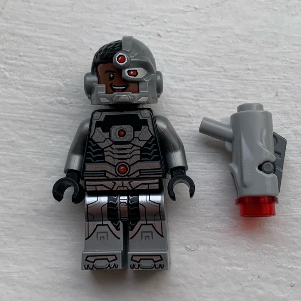 Lego DC Justice League Cyborg Black Gloves Smiling Minifigure sh0155 76028